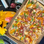Knuspriger Flammkuchen mit Kürbis und Feta