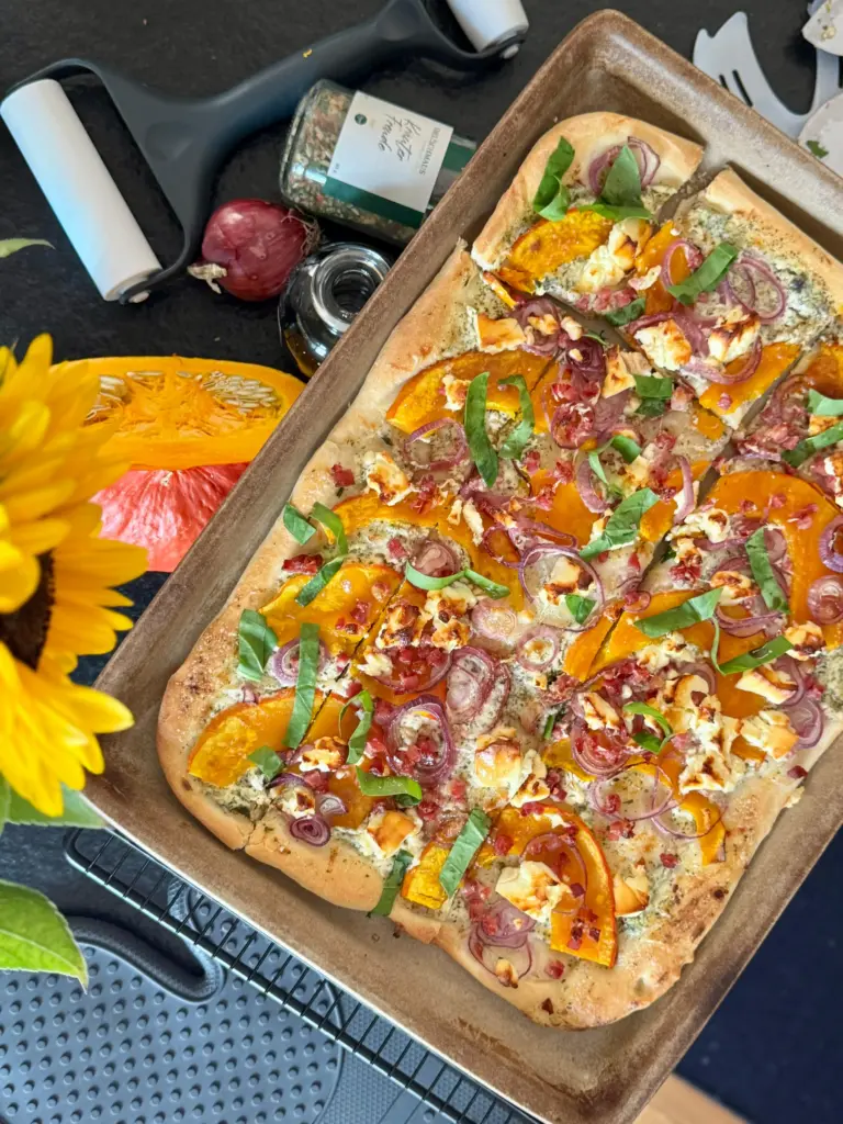 Knuspriger Flammkuchen mit Kürbis und Feta