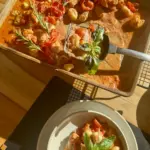 Feierabendblech mit Gnocchi und Lachs – schnell & lecker