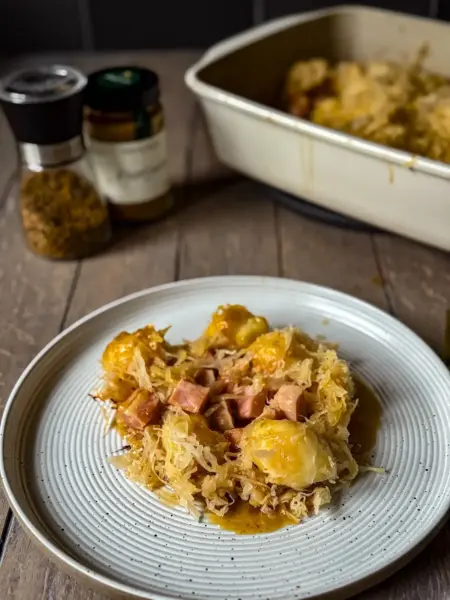 Kassler mit Sauerkraut und Klößen aus dem Backofen