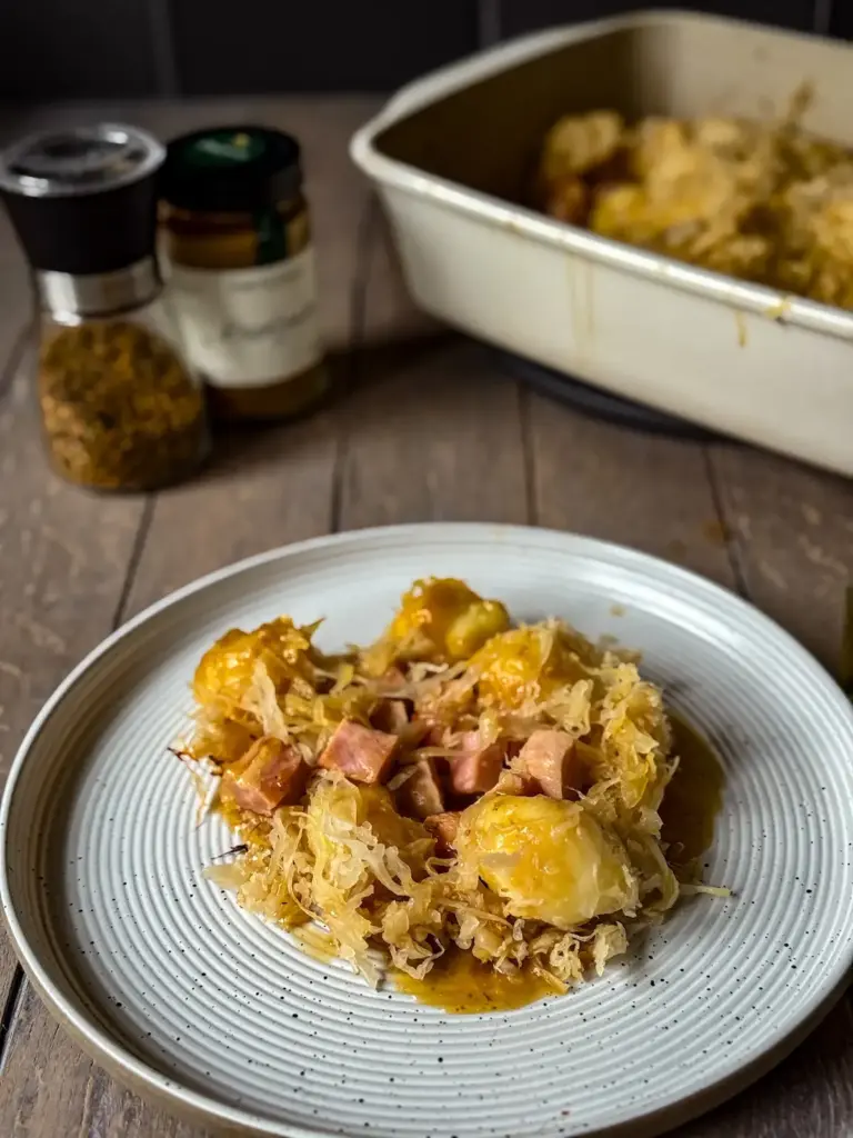 Kassler mit Sauerkraut und Klößen aus dem Backofen