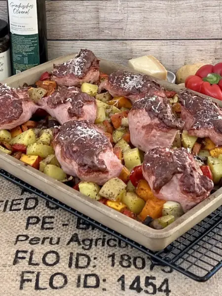 Leberkäse aus dem Backofen mit Gemüse