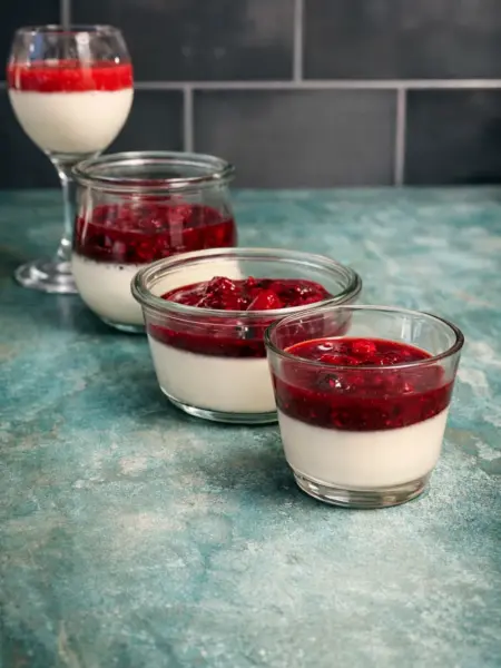 Panna Cotta mit Früchten