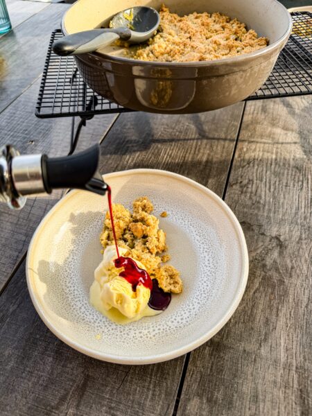 Obst-Crumble mit Eis