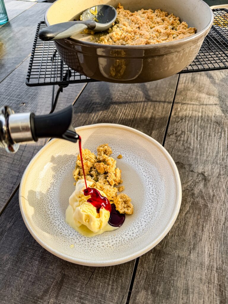 Obst-Crumble mit Eis
