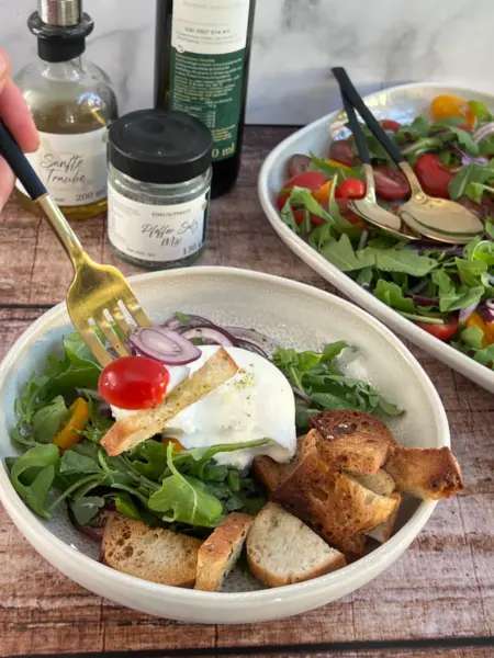 köstlicher Brotsalat mit Tomate & Burrata