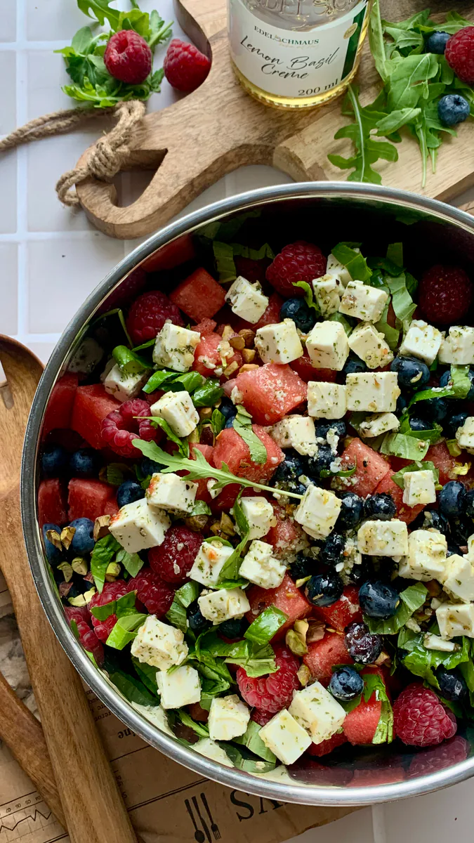Wassermelonensalat mit Feta und Früchten Zubereitung Schritt 1