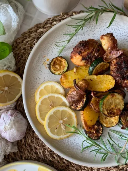 Hänchenschenkel mit mediterranem Gemüse aus dem Air Fryer