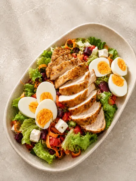 Salat mit Hähnchenbruststreifen